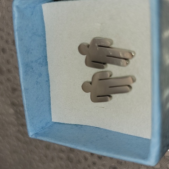 Little silver man earrings - Picture 4 of 4